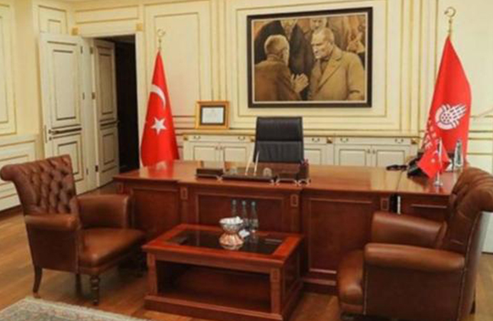 Yerlikaya ilk iş İmamoğlu’nun astığı Atatürk tablosunu kaldırdı!