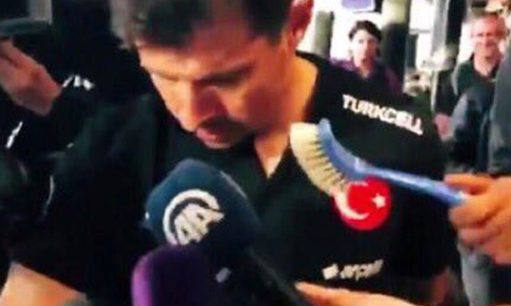 Emre Belözoğlu’na tuvalet fırçası tutuldu! Türkiye’den İzlanda’ya ‘Nota’