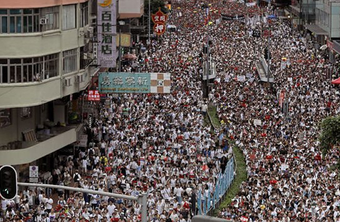 Yasa askıya alındı ama Hong Kong’ta siyah eylem sürüyor. Yüzbinlerce insan sokakta