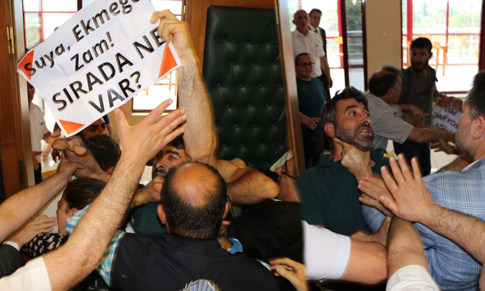 ‘Zam şampiyonu Samsun’da belediye meclisini protesto edenlere AKP’liler saldırdı