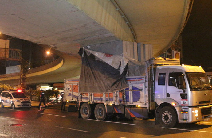Beşiktaş’ta kamyon köprüye sıkıştı