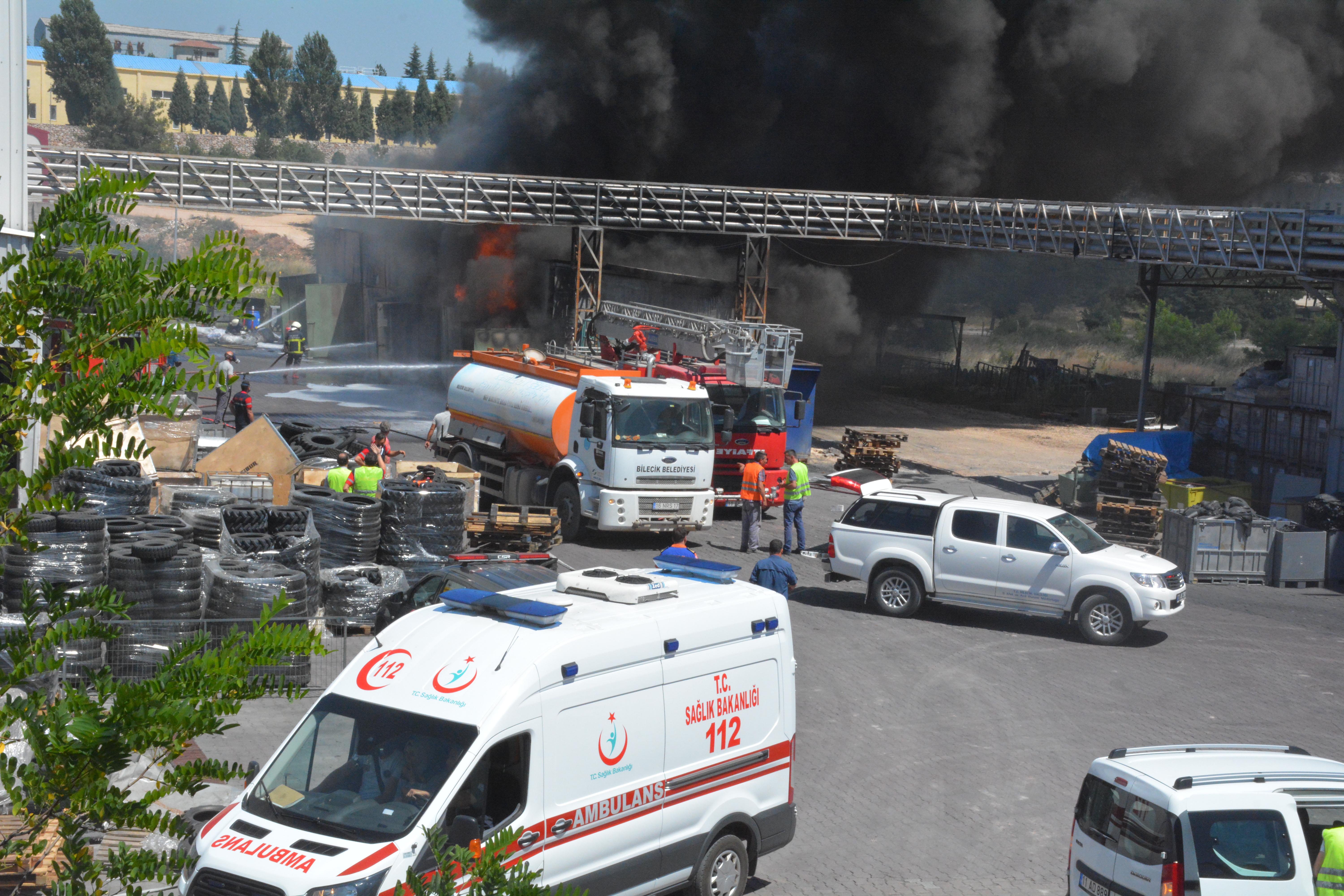 Bilecik’te lastik ve kauçuk fabrikasının deposu yandı