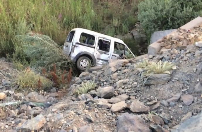 Bingöl’de hafif ticari araç şarampole yuvarlandı: 1 ölü, 2 yaralı