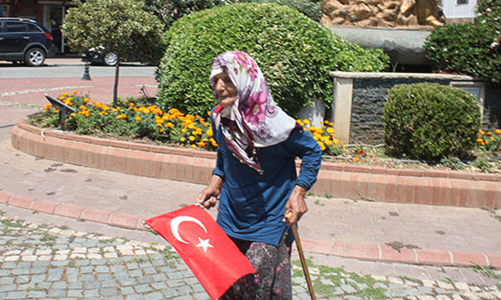 70 yaşındaki kadın Atatürk Anıtı önünde tek başına eylem yaptı: Sebebi ise…