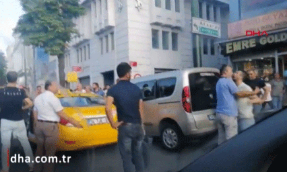 Taksici ile yolcunun kavgası vatandaş tarafından sonlandırıldı