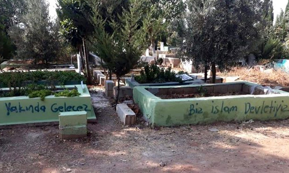 Mezarları tahrip edip, ‘Biz İslam devletiyiz, yakında geleceğiz’ yazdılar…