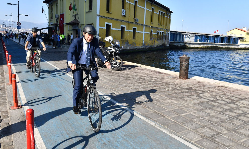 İzmir farkı… Tunç Soyer Zafer Bayramı törenlerine bisikletle gitti