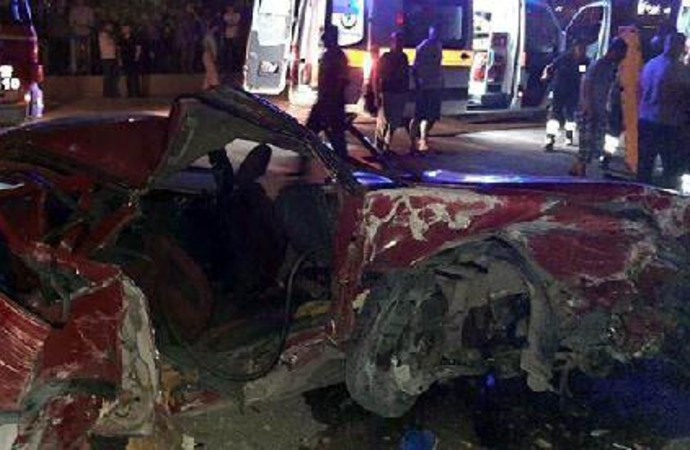 Kontrolden çıkan otomobil park halindeki kamyona çarptı: 2 ölü, 4 yaralı