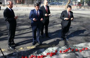 Dönemin başbakanı Davutoğlu, Ankara Merasim Sokak'taki saldırı sonrası,  dönemin İçişleri Bakanı Efkan Ala ve Milli Savunma Bakanı İsmet Yılmaz ile birlikte, saldırının düzenlendiği alana karanfil bırakmaya geldi.