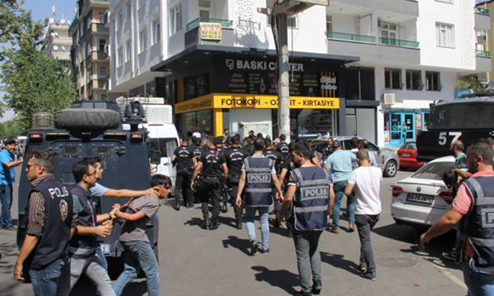 Diyarbakır’da kayyum ablukası! HDP’li milletvekili baygınlık geçirdi, gazeteciler darp edildi, çok sayıda gözaltı var