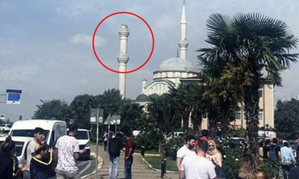 İstanbul 6 büyüklüğünde depremle sarsıldı… Avcılarda caminin minaresi yıkıldı