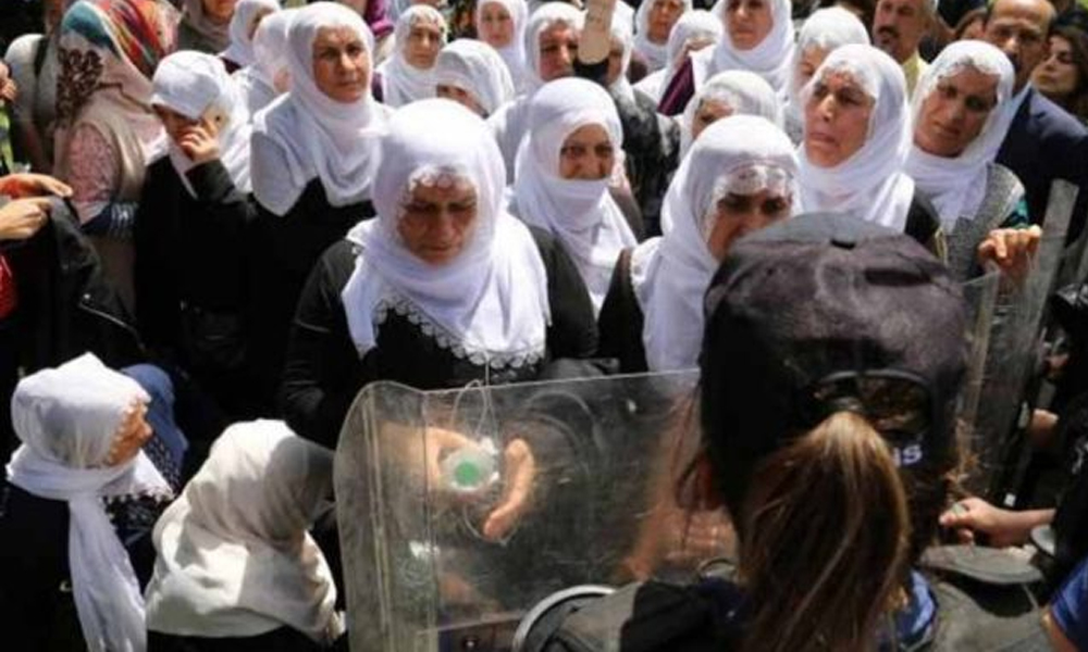 Beyaz tülbentli annelerden AKP önünde eylem: Gözaltılar var!