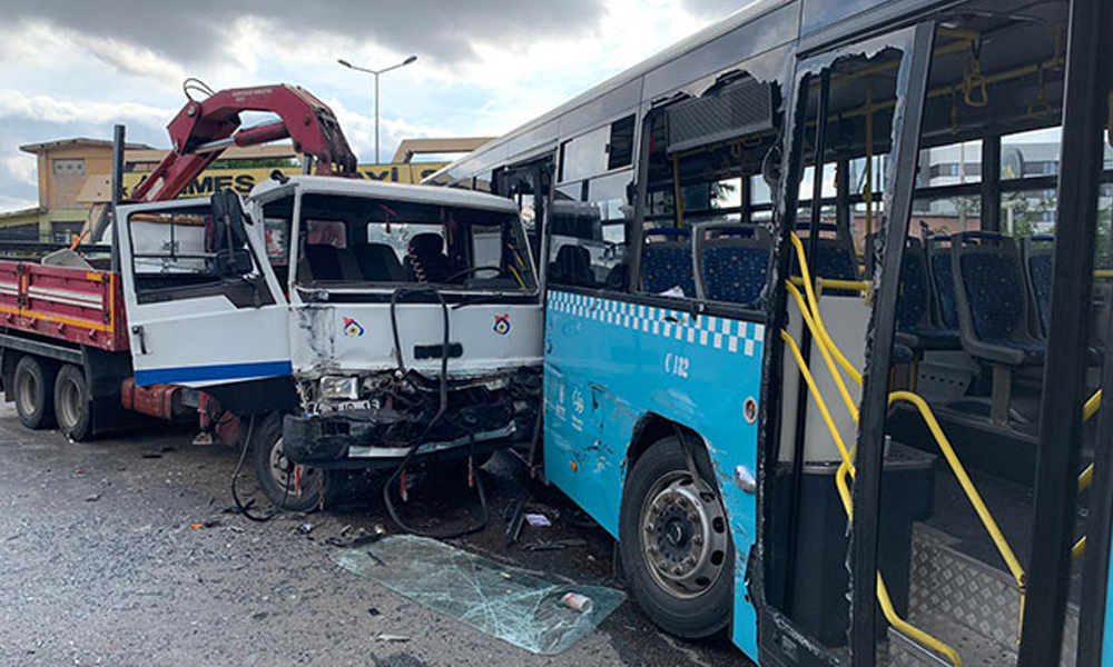 Ümraniye’de vinç yüklü kamyon otobüse çarptı: Çok sayıda yaralı var…