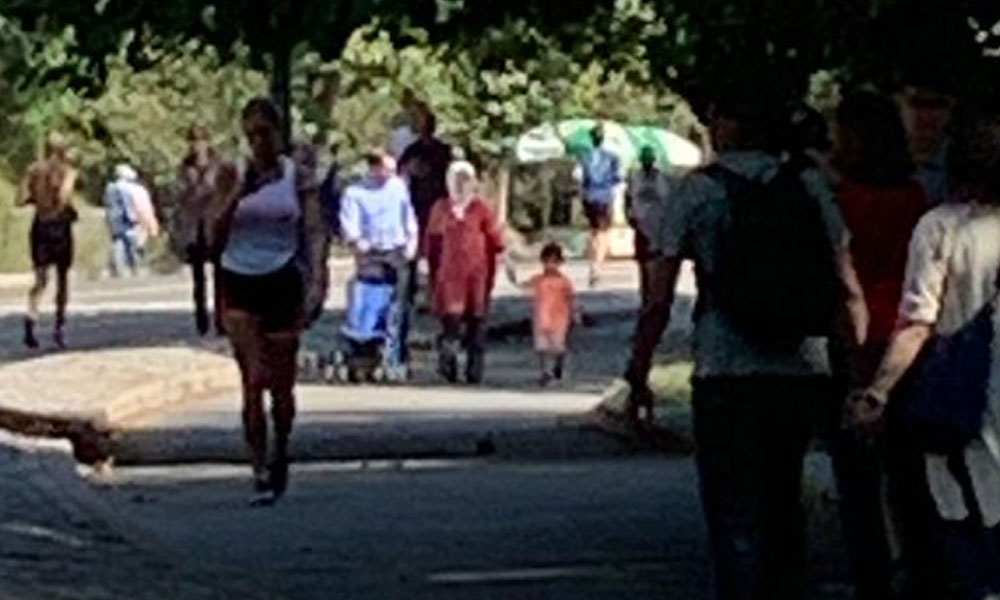 Bakan Albayrak, eşi ve küçük oğlu ile Central Park’ta görüntülendi
