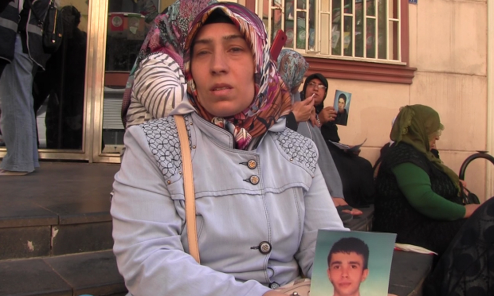 HDP önünde eylem yapan Anne: Müge Anlı’nın programına başvurdum, sonuç alamayınca buraya geldim