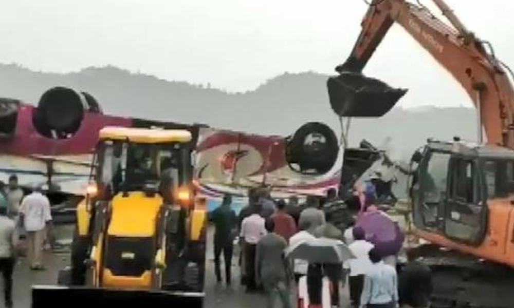 Hindistan’da yolcu otobüsü takla attı: 21 ölü, 53 yaralı