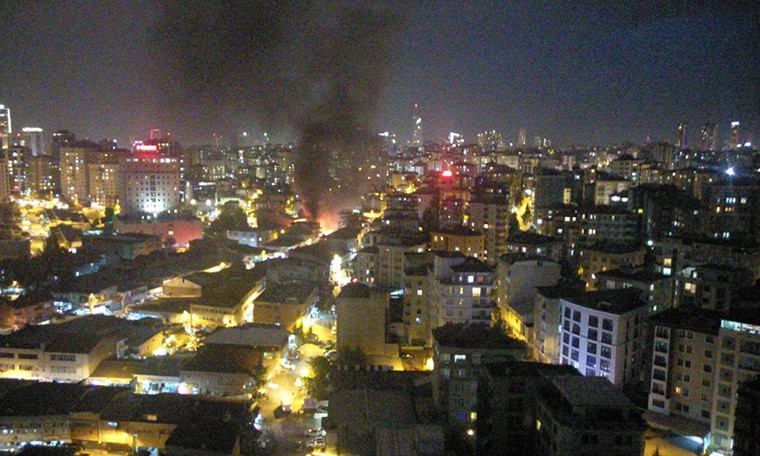 Eyüpsultan’da dört katlı binada yangın çıktı, mahalleli sokağa döküldü