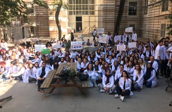 İstanbul Üniversitesi öğrencileri eylemde! Biyoloji bölümü öğrencilerinden tahsis kararına tepki…