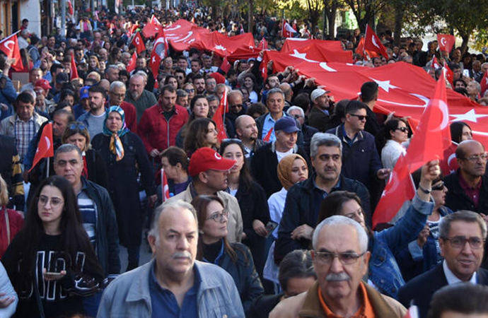 Eskişehir’de 10 bin kişiyle Cumhuriyet yürüyüşü