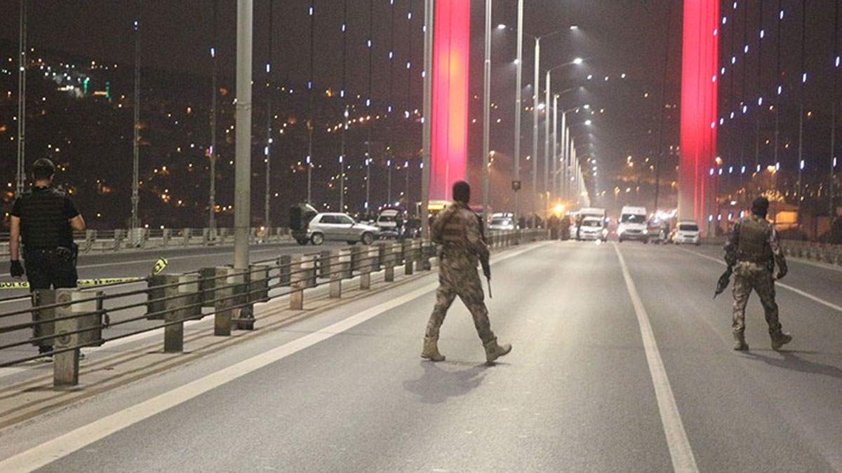 Köprüde aracını yol ortasında durduran silahlı kişi tutuklandı