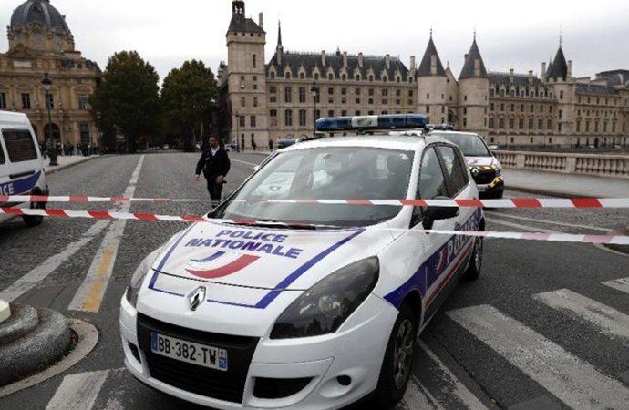 Paris’te polis merkezine saldırı: En az 4 ölü