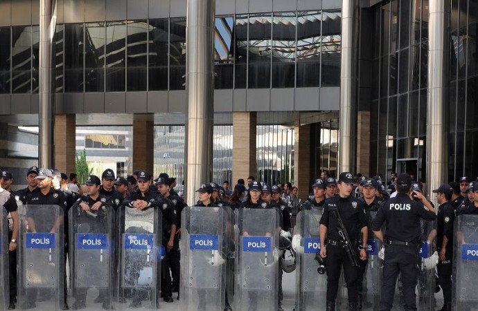 Diyarbakır’da HDP’li vekillerin açıklamasına polis engeli