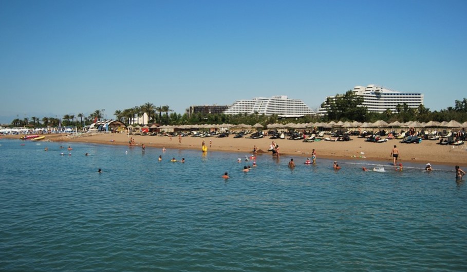 Yurttaş denizi göremeyecek! Antalya ve Bodrum’da halk plajları da otellere tahsis edilecek. Adrese teslim ihaleler