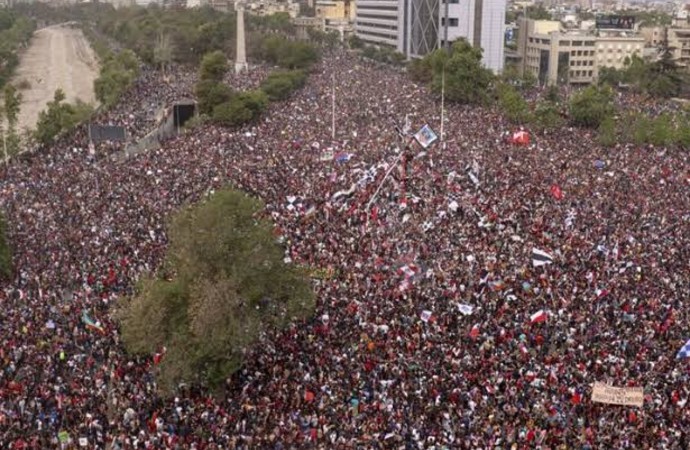 Şili Devlet Başkanı, tüm bakanların istifasını istedi!
