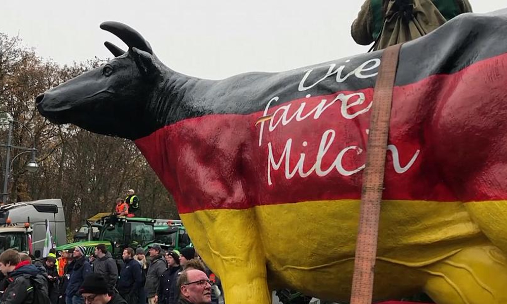 Alman çiftçilerden traktörlü protesto