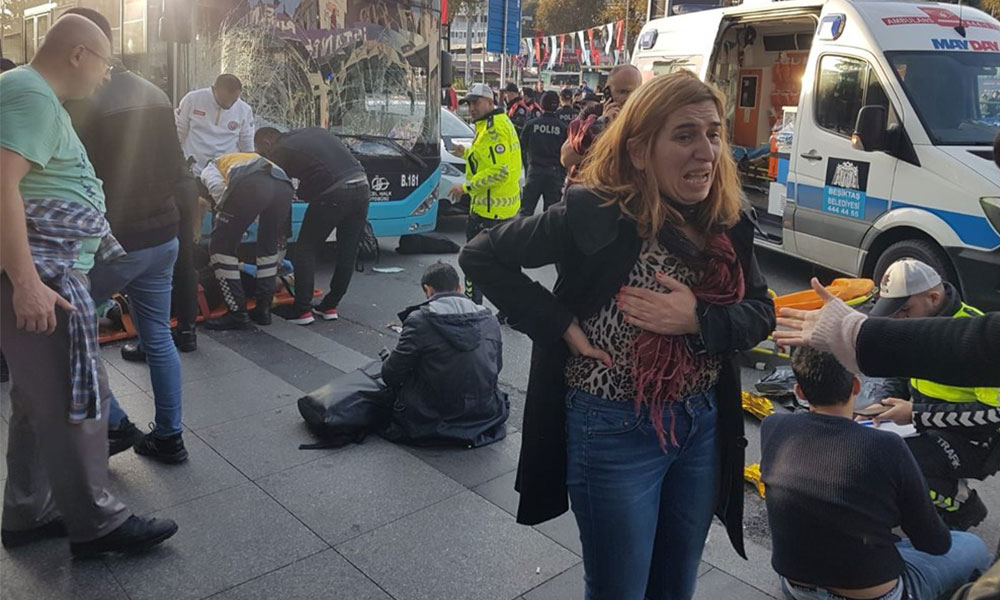 Beşiktaş’ta durağa dalan otobüs şoförü 1 kişiyi bıçaklayıp denize atladı: 1 ölü 12 yaralı