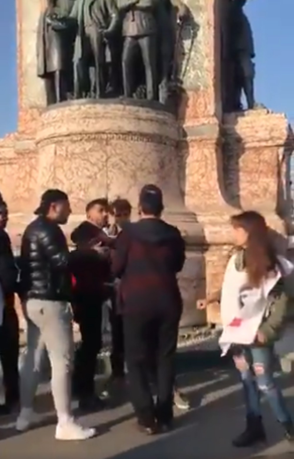 Liseliler Rabia Naz için Taksim Meydanı’nda eylem yaptı: 3 kişi gözaltına alındı