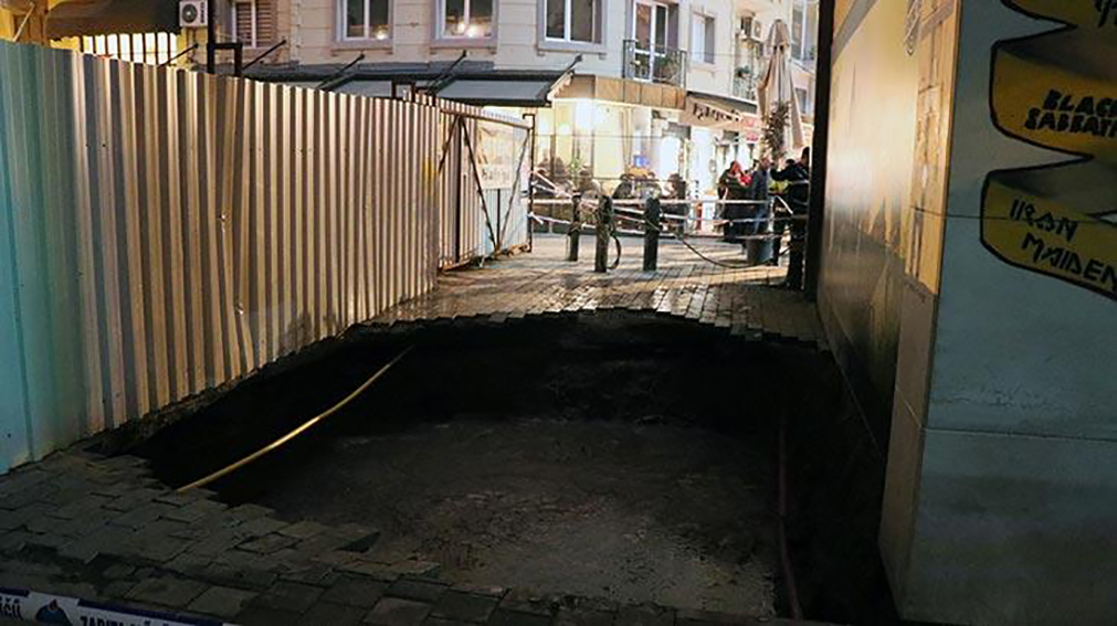 İzmir’de yol çöktü: 3 kişi çukura düştü