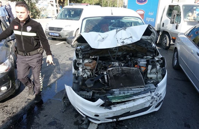 İstanbul’da kaza: Minibüs, yasak bölgeden dönüş yaptı; 4 yaralı!