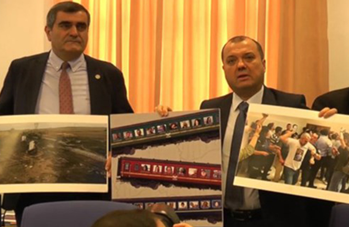 Ulaştırma Bakanı’nı tren kazalarının fotoğraflarıyla protesto ettiler