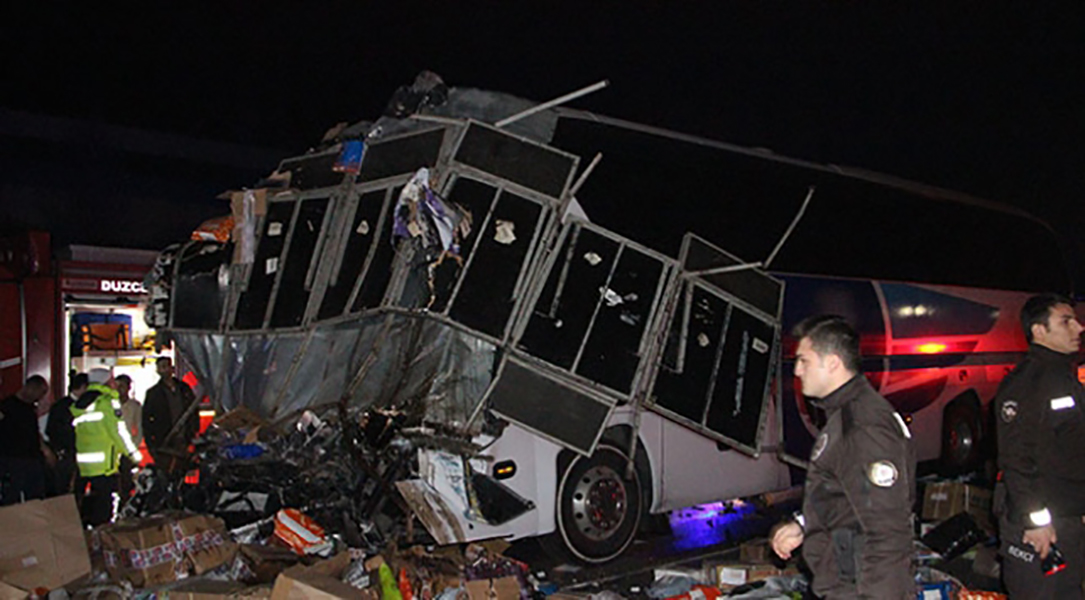 Otobüs, hatalı dönüş yapan TIR’a çarptı: 2 ölü, 35 yaralı