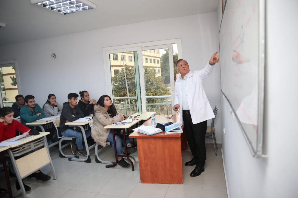 Kurs Seyhan’dan, ders Akay’dan: Başkan, öğrencilere kimya anlattı