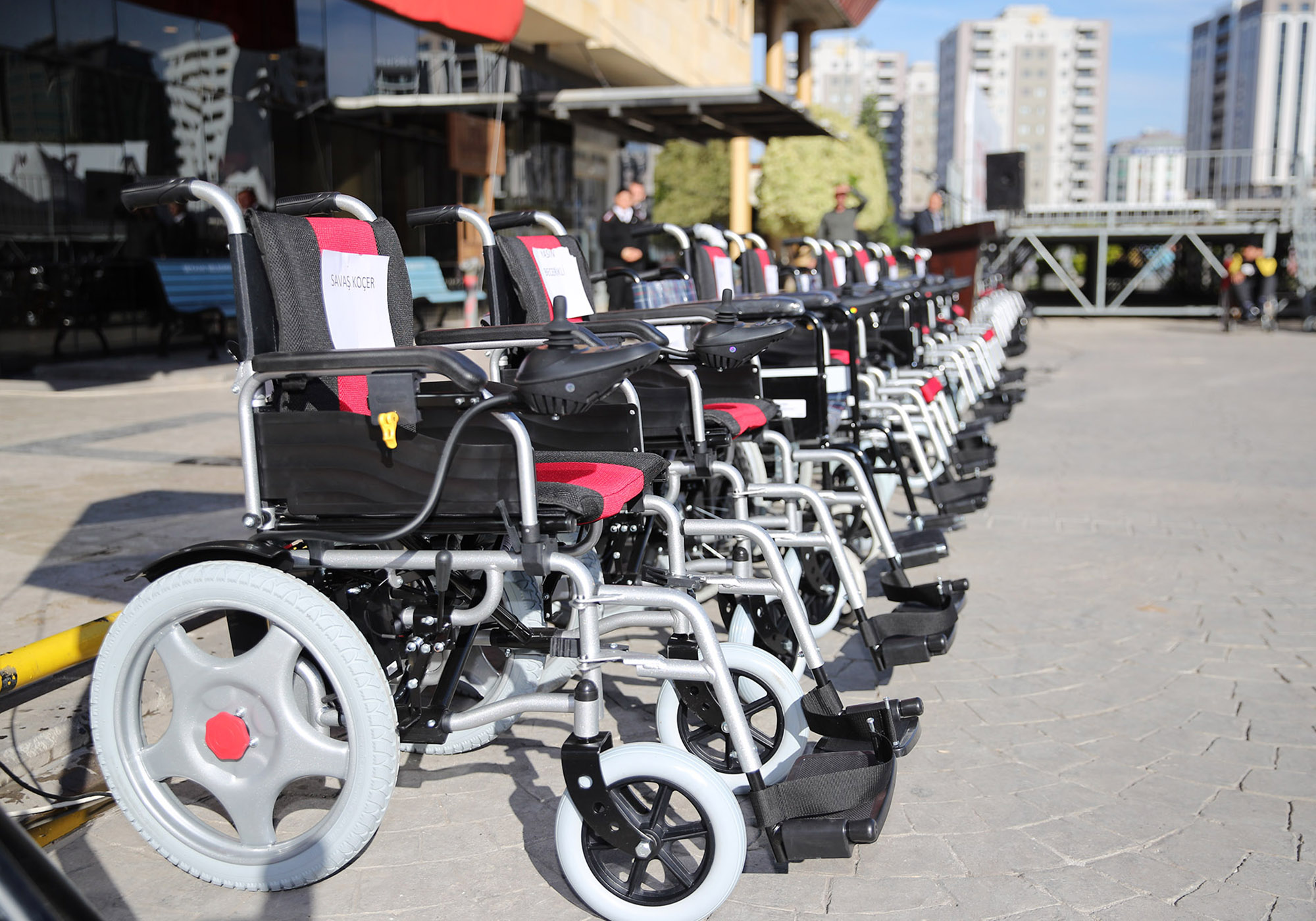 Seyhan’dan tekerlekli sandalye dağıtımı