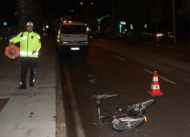 İzmir’de feci kaza: Otomobilin çarptığı bisikletli metrelerce sürüklenip, öldü