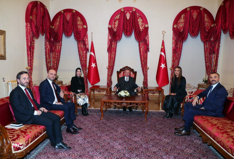 Erdoğan Hande Yener ve Demet Akalın’ı kabul etti sosyal medya altın varaklı petekleri konuştu