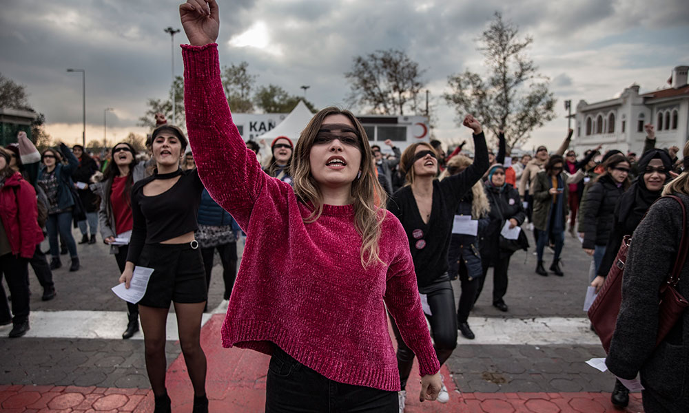 Kadıköy’de kadınların danslı protestosuna polis müdahalesi