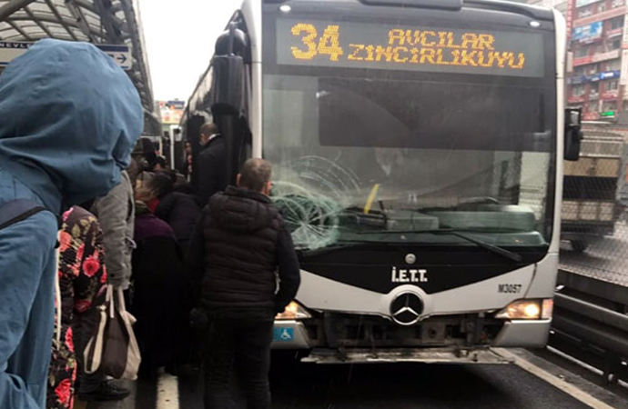 Şirinevler’de Metrobüs yolcuya çarptı!