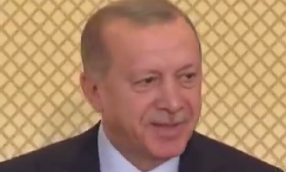 Erdoğan Tunus heyetinin de sigarasına karıştı