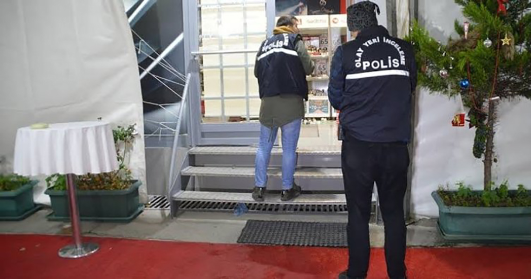 İstanbul’da film gibi soygun: Güvenlik görevlisini silahla etkisiz hale getiren maskeli hırsızlar…