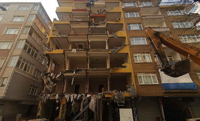 43 yıllık ağır hasarlı apartman yıkılıyor!