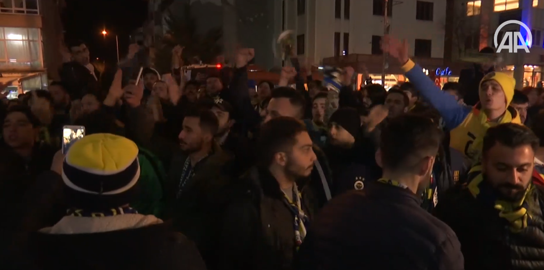 Fenerbahçeli taraftarlar takım otobüsüne saldırdı