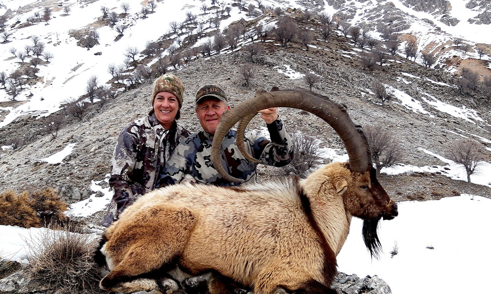 ABD’den gelen çift, koruma ekipleri eşliğinde iki dağ keçisini öldürüp poz verdi