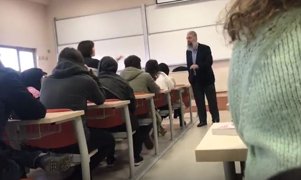Elazığ depremini pedofilinin yasaklanmasına bağlayan ‘profesöre’ öğrencilerden ders protestosu!
