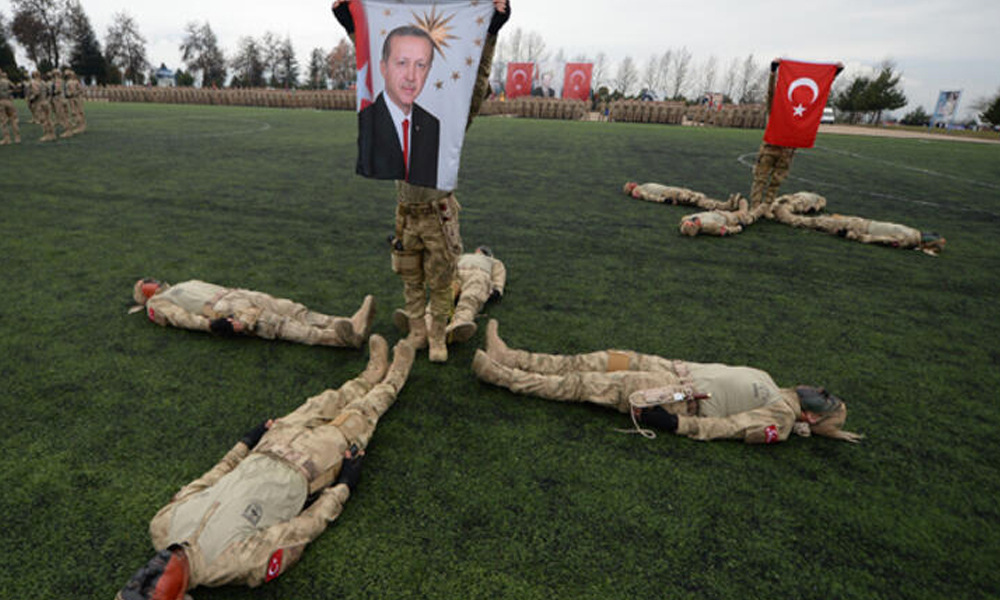 Jandarma mezuniyet töreninde bayrak yerine Erdoğan pankartı…