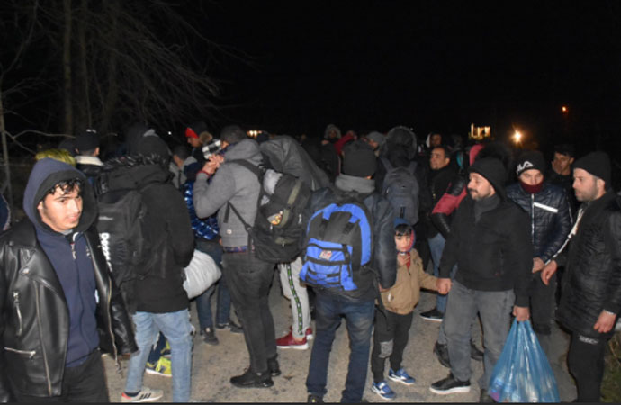 Sınırda hareketlilik! Yunanistan’dan mültecilere gaz bombalı müdahale
