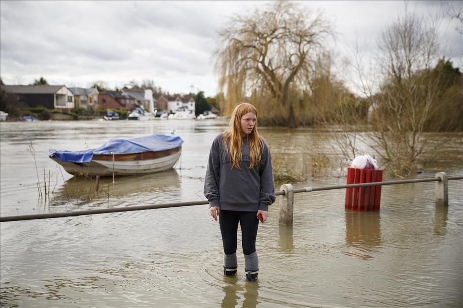 İngiltere’de 603 sel uyarısına rağmen 3. kişide hayatını kaybetti!